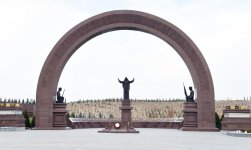 Prezident İlham Əliyev Aşqabadda “Xalq xatirəsi” memorial kompleksini ziyarət edib (FOTO)