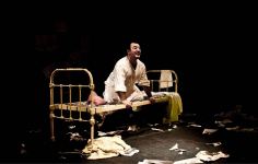 Əməkdar artist beynəlxalq teatr festivalında birinci olub (FOTO)
