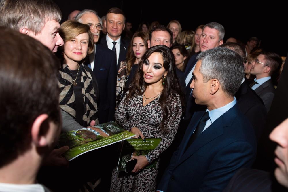 Heydər Əliyev Fondunun vitse-prezidenti Leyla Əliyeva Moskvada “Yeddi gözəl” sərgisinin açılışında iştirak edib (FOTO)