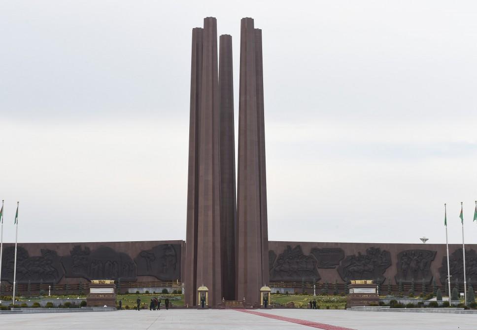 Prezident İlham Əliyev Aşqabadda “Xalq xatirəsi” memorial kompleksini ziyarət edib (FOTO)