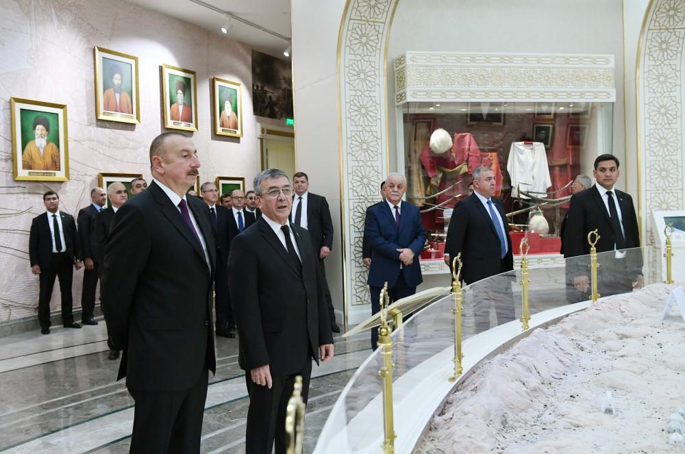 Prezident İlham Əliyev Aşqabadda “Xalq xatirəsi” memorial kompleksini ziyarət edib (FOTO)