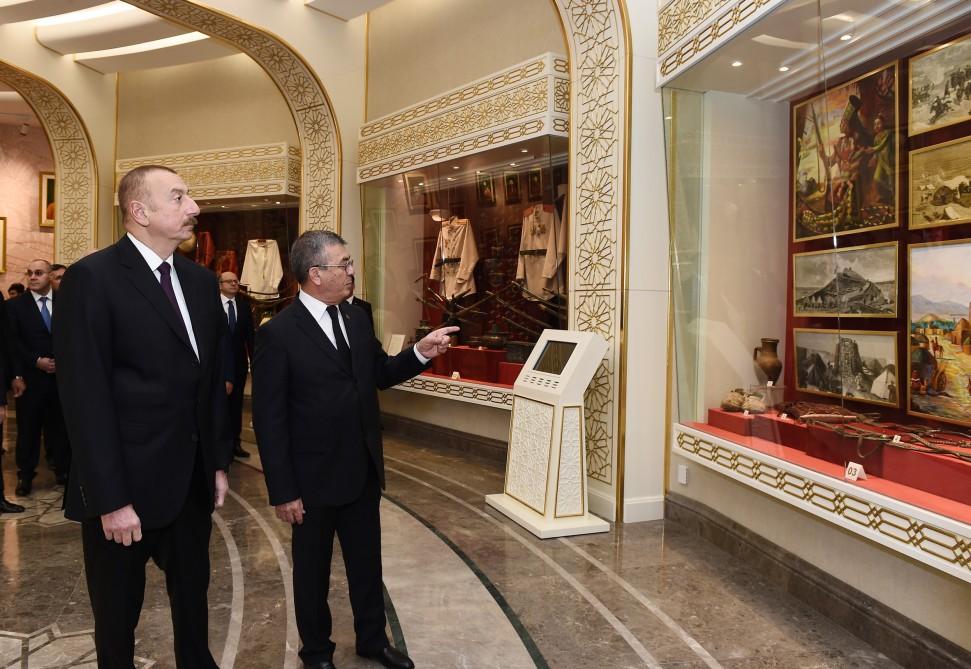 Prezident İlham Əliyev Aşqabadda “Xalq xatirəsi” memorial kompleksini ziyarət edib (FOTO)