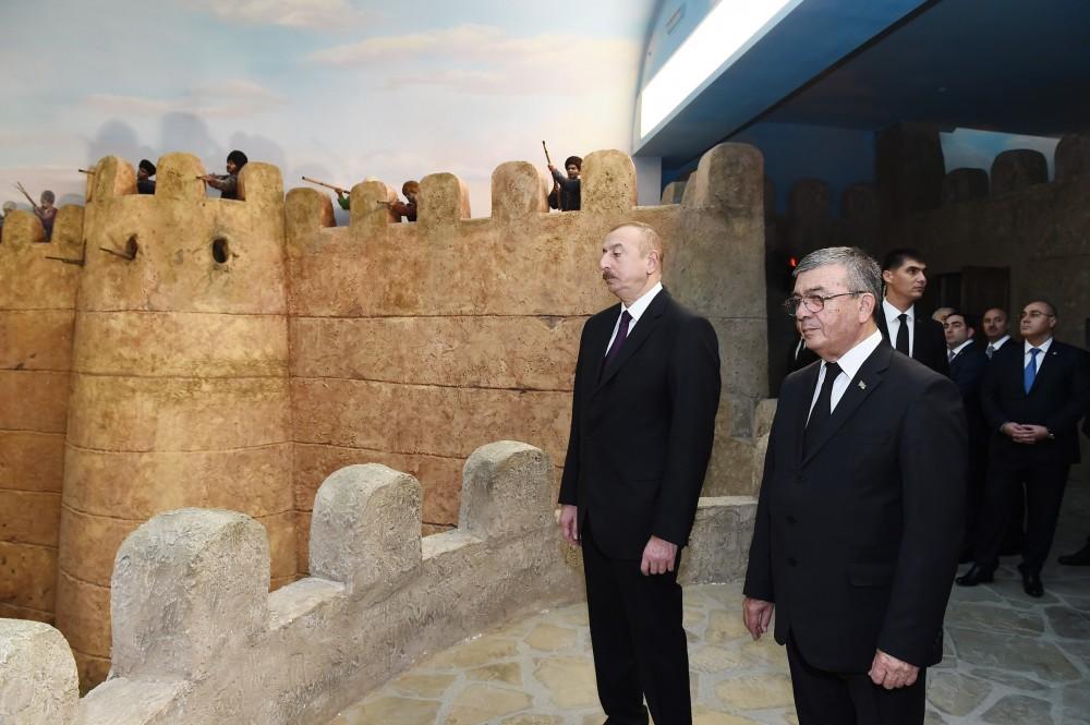 Prezident İlham Əliyev Aşqabadda “Xalq xatirəsi” memorial kompleksini ziyarət edib (FOTO)