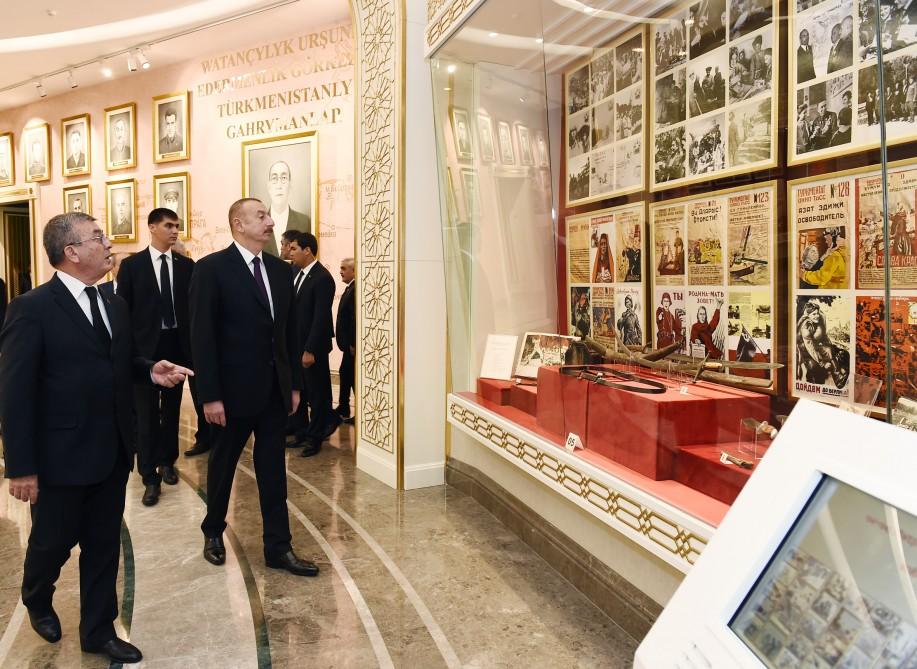 Prezident İlham Əliyev Aşqabadda “Xalq xatirəsi” memorial kompleksini ziyarət edib (FOTO)