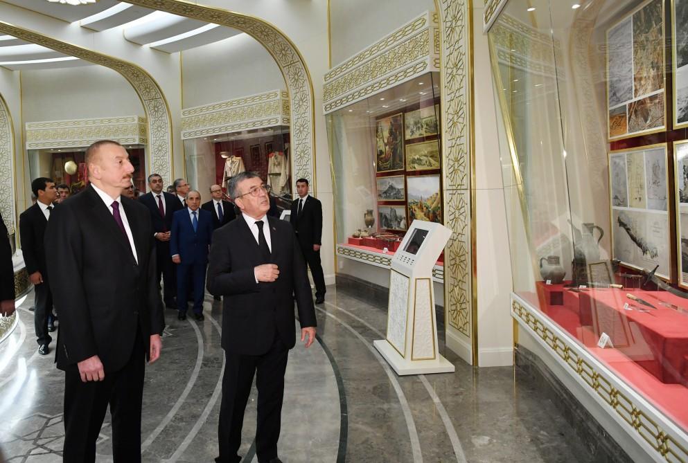 Prezident İlham Əliyev Aşqabadda “Xalq xatirəsi” memorial kompleksini ziyarət edib (FOTO)