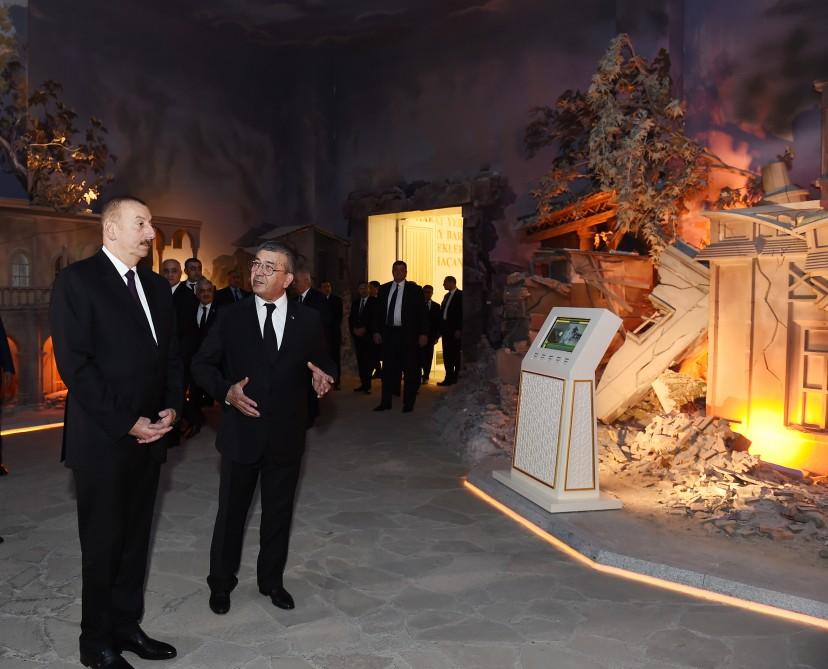 Prezident İlham Əliyev Aşqabadda “Xalq xatirəsi” memorial kompleksini ziyarət edib (FOTO)