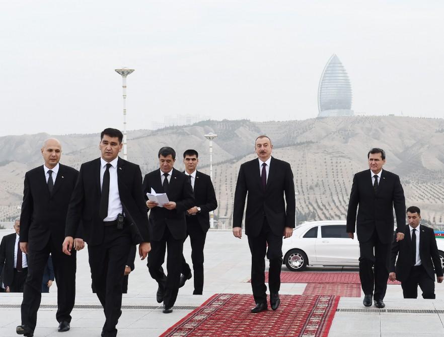Prezident İlham Əliyev Aşqabadda “Xalq xatirəsi” memorial kompleksini ziyarət edib (FOTO)