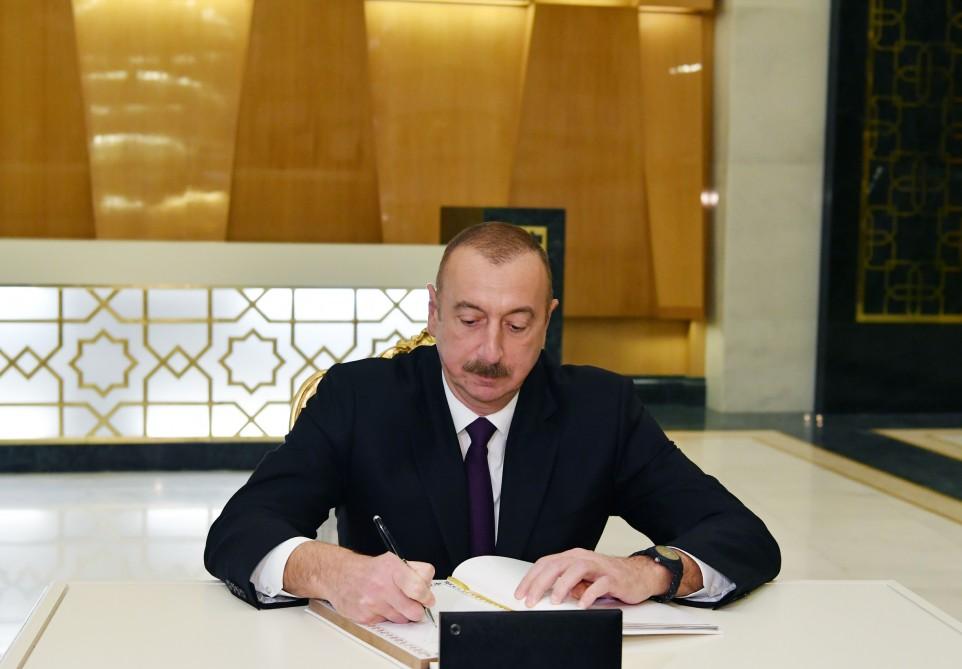 Prezident İlham Əliyev Aşqabadda “Xalq xatirəsi” memorial kompleksini ziyarət edib (FOTO)
