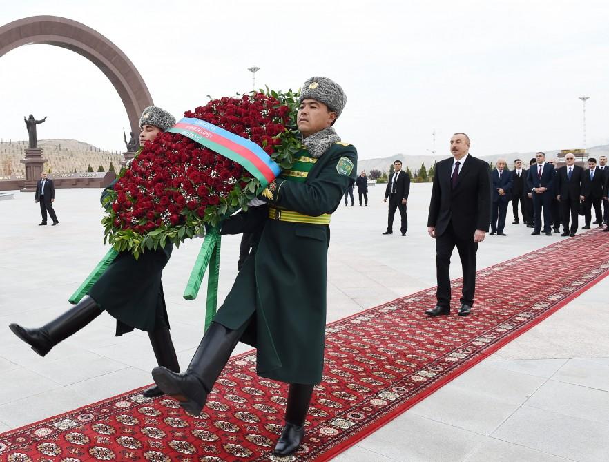 Prezident İlham Əliyev Aşqabadda “Xalq xatirəsi” memorial kompleksini ziyarət edib (FOTO)