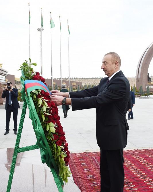 Prezident İlham Əliyev Aşqabadda “Xalq xatirəsi” memorial kompleksini ziyarət edib (FOTO)