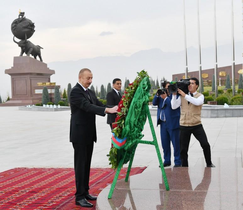 Prezident İlham Əliyev Aşqabadda “Xalq xatirəsi” memorial kompleksini ziyarət edib (FOTO)