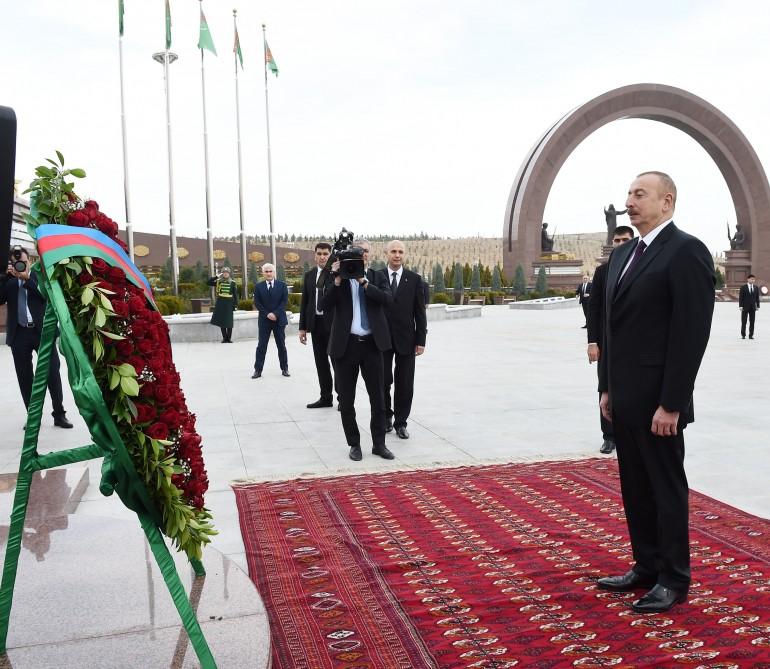 Prezident İlham Əliyev Aşqabadda “Xalq xatirəsi” memorial kompleksini ziyarət edib (FOTO)