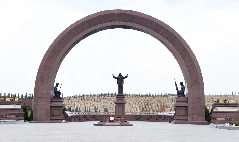 Prezident İlham Əliyev Aşqabadda “Xalq xatirəsi” memorial kompleksini ziyarət edib (FOTO)