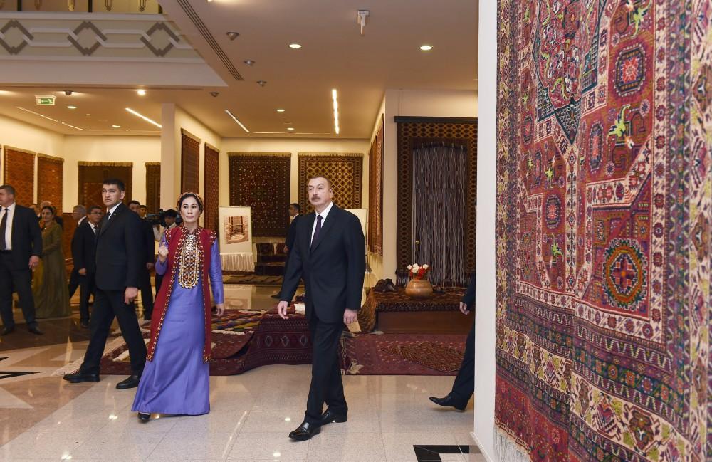 Prezident İlham Əliyev Aşqabadda Türkmən milli xalça muzeyi ilə tanış olub (FOTO)