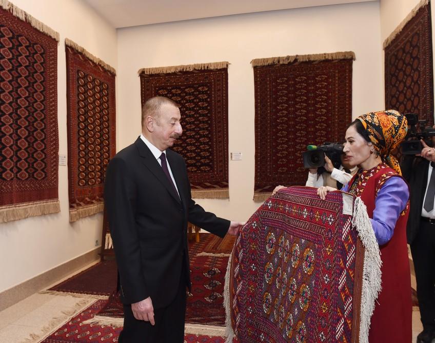 Prezident İlham Əliyev Aşqabadda Türkmən milli xalça muzeyi ilə tanış olub (FOTO)