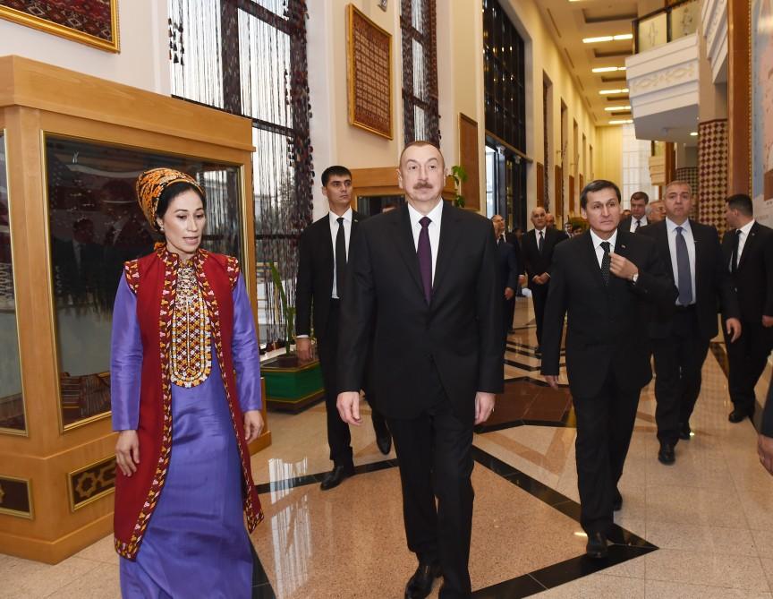 Prezident İlham Əliyev Aşqabadda Türkmən milli xalça muzeyi ilə tanış olub (FOTO)