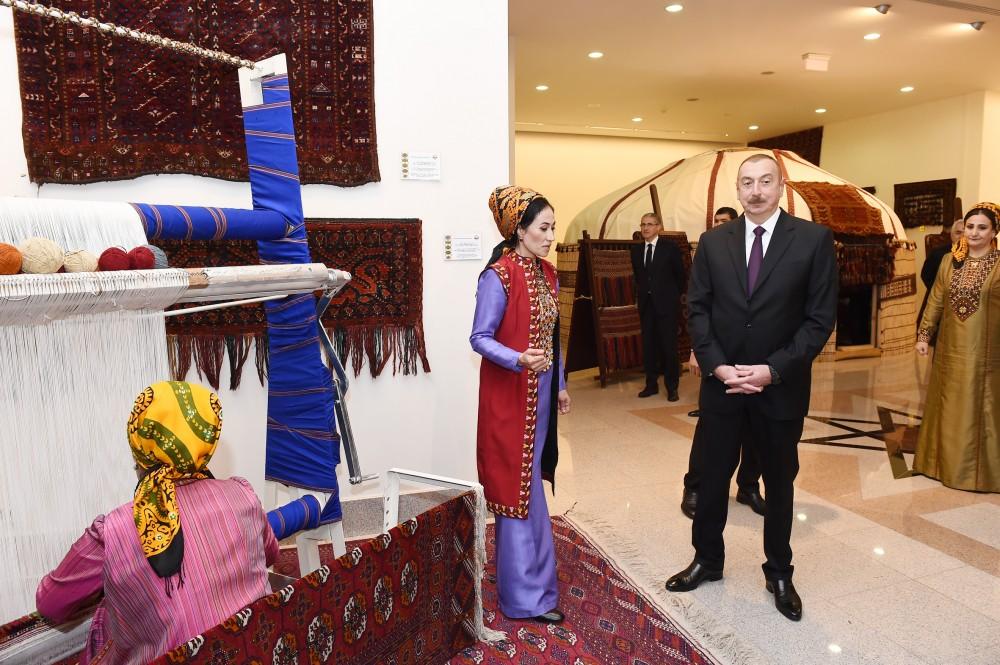 Prezident İlham Əliyev Aşqabadda Türkmən milli xalça muzeyi ilə tanış olub (FOTO)