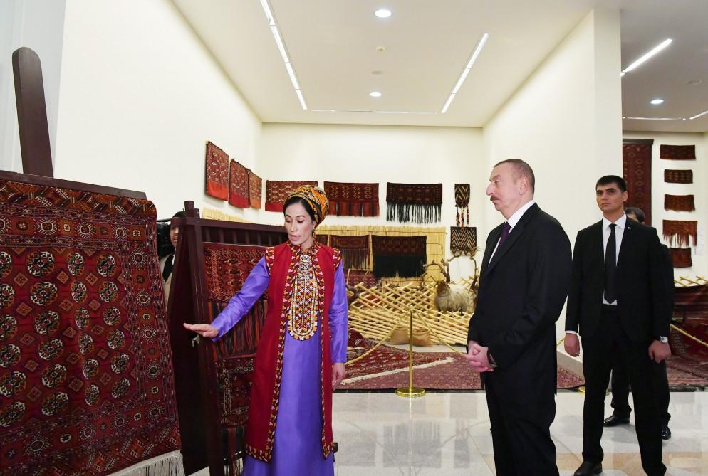 Prezident İlham Əliyev Aşqabadda Türkmən milli xalça muzeyi ilə tanış olub (FOTO)