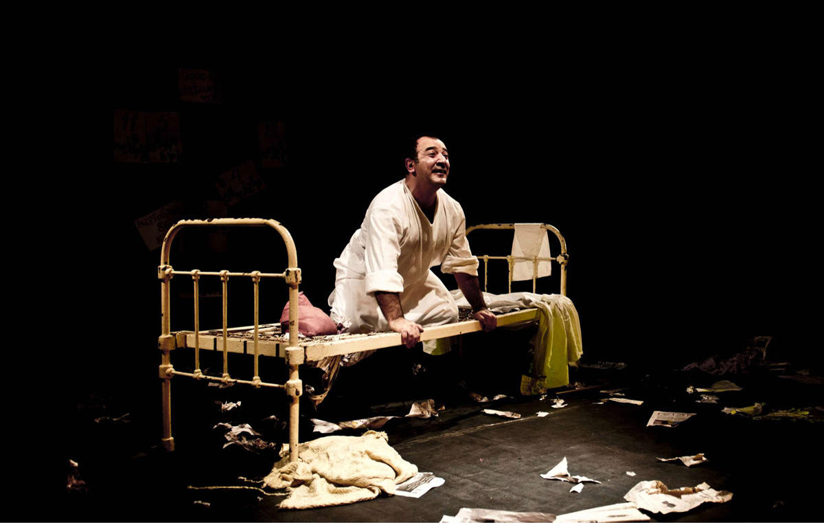 Əməkdar artist beynəlxalq teatr festivalında birinci olub (FOTO)