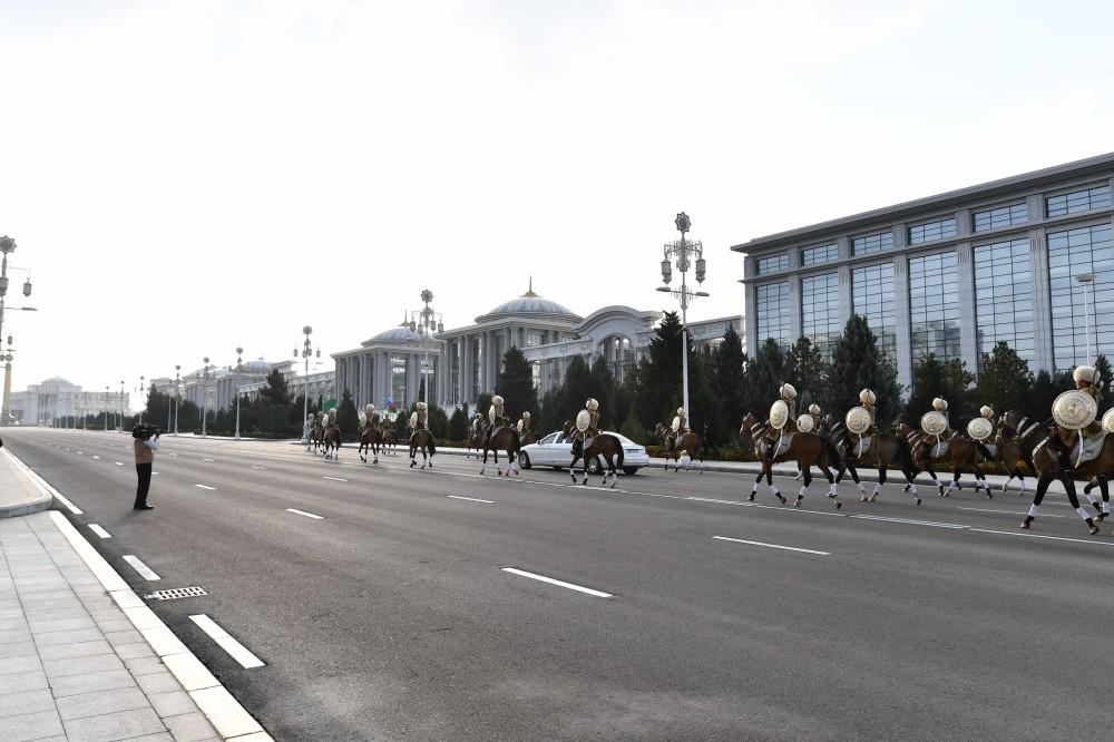 Prezident İlham Əliyevin Aşqabadda rəsmi qarşılanma mərasimi olub (FOTO)