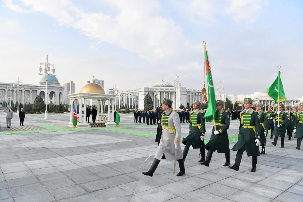 Prezident İlham Əliyevin Aşqabadda rəsmi qarşılanma mərasimi olub (FOTO)