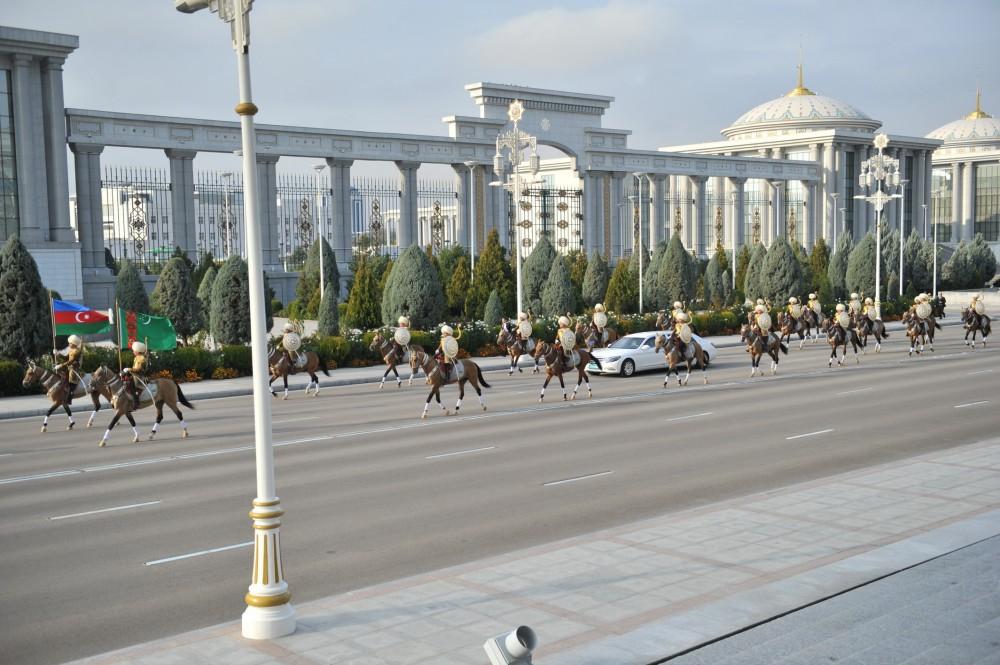 Prezident İlham Əliyevin Aşqabadda rəsmi qarşılanma mərasimi olub (FOTO)