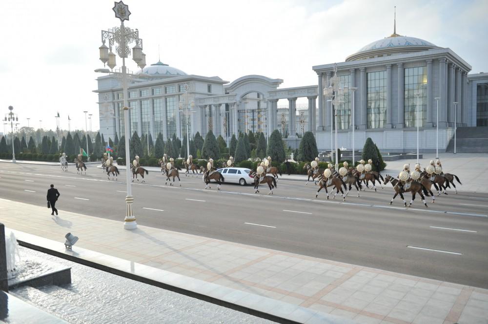 Prezident İlham Əliyevin Aşqabadda rəsmi qarşılanma mərasimi olub (FOTO)