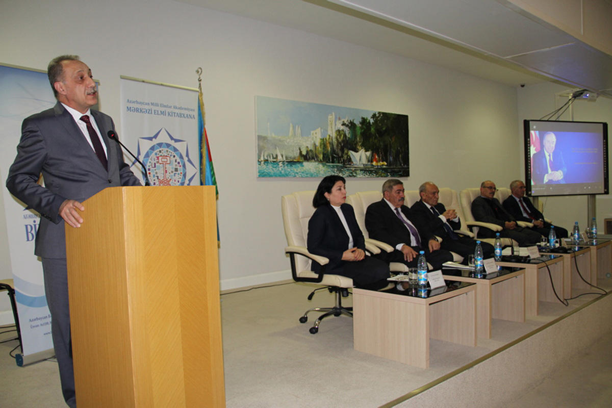 Azərbaycan dili ilə bağlı konfrans keçirilib (FOTO)