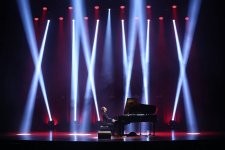 Dünyanın ən cəld pianoçusu Bakıda konsert verib (VİDEO)