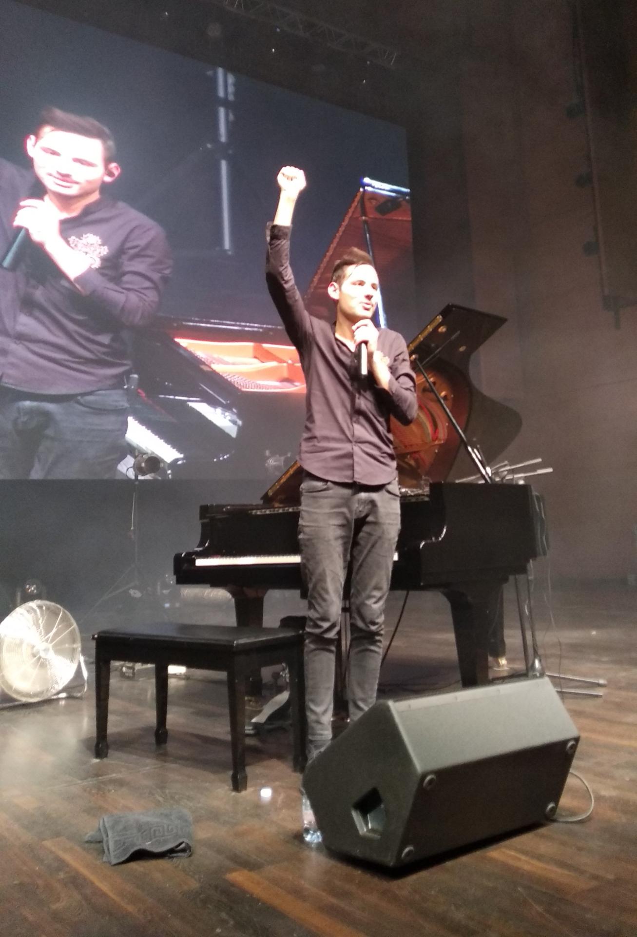 Dünyanın ən cəld pianoçusu Bakıda konsert verib (VİDEO)