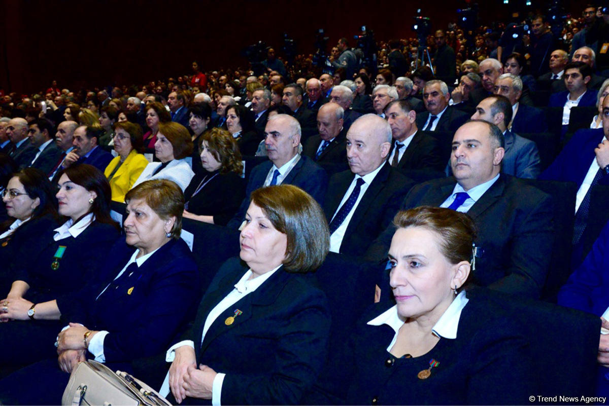 Azərbaycan müəllimlərinin XV qurultayı işini yekunlaşdırdı (FOTO) (YENİLƏNİB 2)