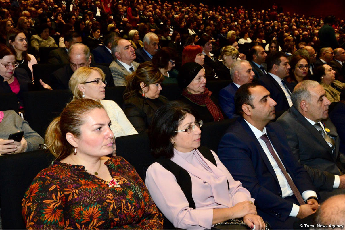 Azərbaycan müəllimlərinin XV qurultayı işini yekunlaşdırdı (FOTO) (YENİLƏNİB 2)