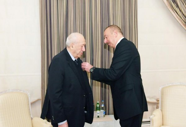 Prezident İlham Əliyev Xalq rəssamı Tahir Salahova 1-ci dərəcəli “Əmək” ordenini təqdim edib (YENİLƏNİB) (FOTO)