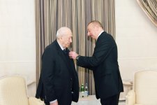 Prezident İlham Əliyev Xalq rəssamı Tahir Salahova 1-ci dərəcəli “Əmək” ordenini təqdim edib (YENİLƏNİB) (FOTO)