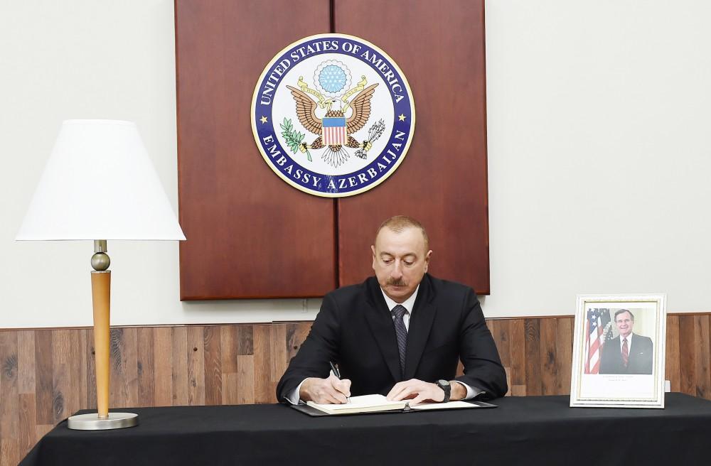 Prezident İlham Əliyev ABŞ-ın ölkəmizdəki səfirliyində olub, Corc Buşun vəfatı ilə əlaqədar başsağlığı verib (YENİLƏNİB) (FOTO)