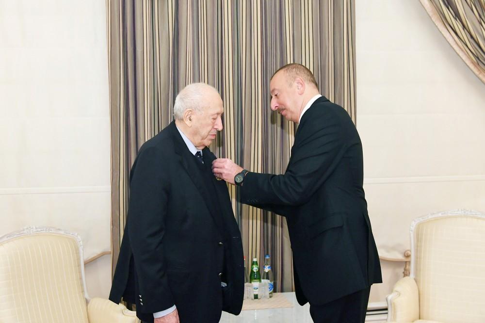 Prezident İlham Əliyev Xalq rəssamı Tahir Salahova 1-ci dərəcəli “Əmək” ordenini təqdim edib (YENİLƏNİB) (FOTO)