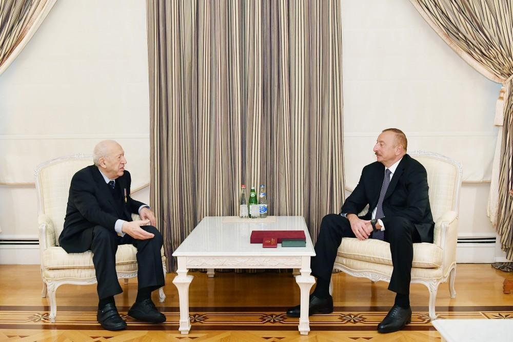 Prezident İlham Əliyev Xalq rəssamı Tahir Salahova 1-ci dərəcəli “Əmək” ordenini təqdim edib (YENİLƏNİB) (FOTO)