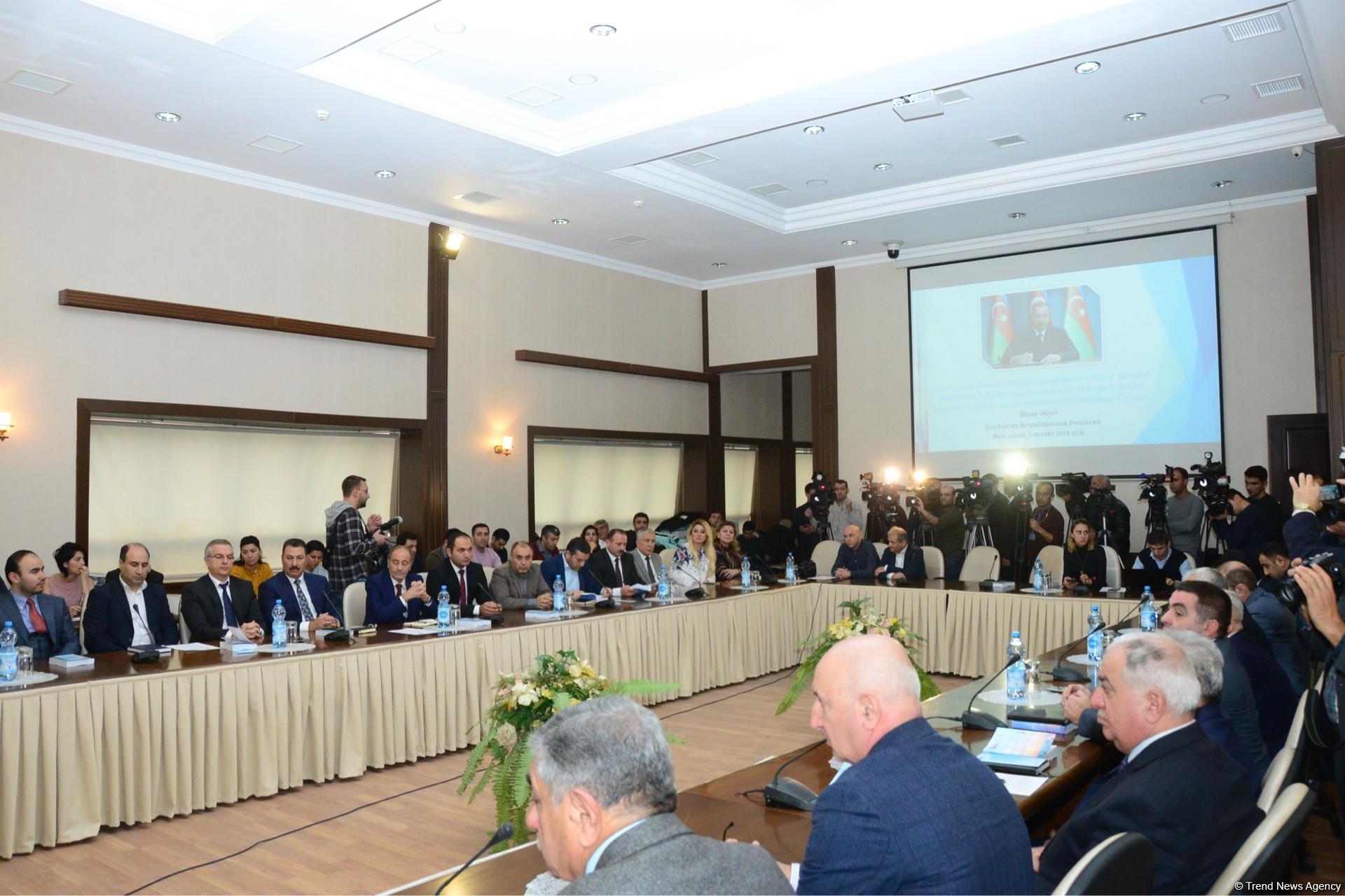 Televiziya və radioda ədəbi dil normalarına riayət edilməsi üzrə monitorinqlərin nəticələrinə həsr olunmuş konfrans keçirilib (FOTO)
