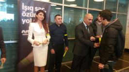 Bakı Metropoliteni sərnişinlərə qolbaqlar payladı - MƏQSƏD? (FOTO)