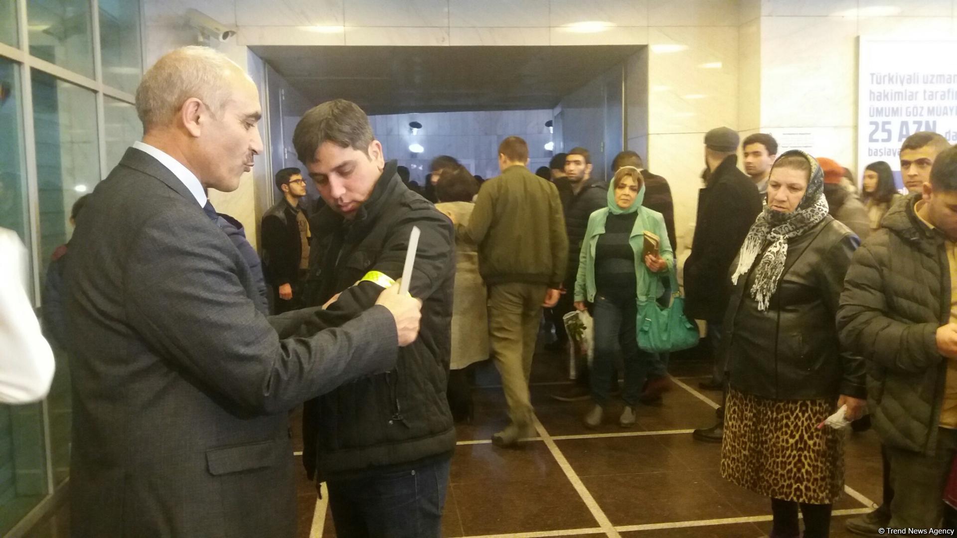 Bakı Metropoliteni sərnişinlərə qolbaqlar payladı - MƏQSƏD? (FOTO)