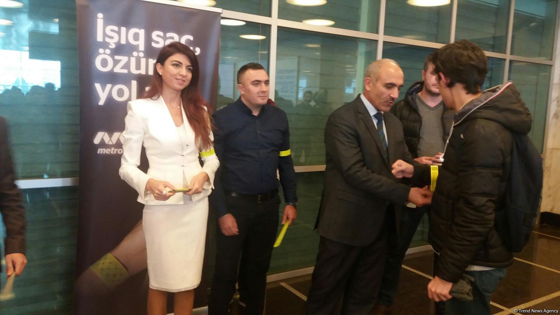 Bakı Metropoliteni sərnişinlərə qolbaqlar payladı - MƏQSƏD? (FOTO)