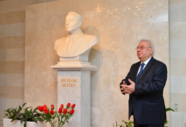 Heydər Əliyev Sarayında Azərbaycan xalqının ümummilli lideri yad edilib (FOTO)