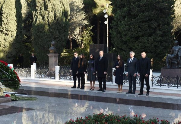 Prezident İlham Əliyev və ailə üzvləri ümummilli lider Heydər Əliyevin məzarını ziyarət ediblər (FOTO) (YENİLƏNİB)