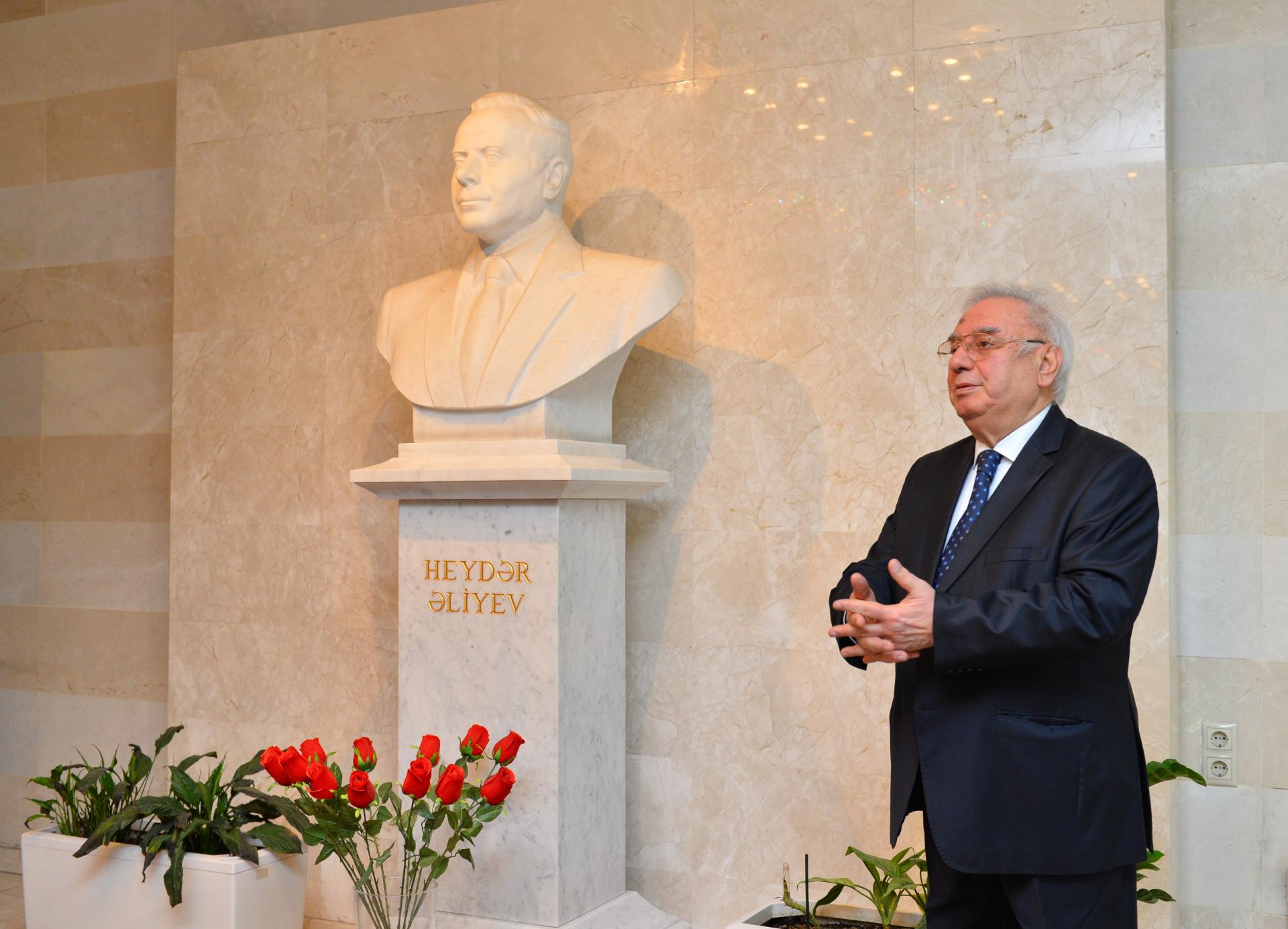 Heydər Əliyev Sarayında Azərbaycan xalqının ümummilli lideri yad edilib (FOTO)