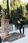 Prezident İlham Əliyev və ailə üzvləri ümummilli lider Heydər Əliyevin məzarını ziyarət ediblər (FOTO) (YENİLƏNİB)