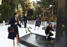 Prezident İlham Əliyev və ailə üzvləri ümummilli lider Heydər Əliyevin məzarını ziyarət ediblər (FOTO) (YENİLƏNİB)