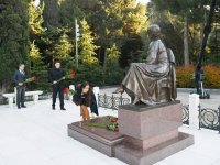 Prezident İlham Əliyev və ailə üzvləri ümummilli lider Heydər Əliyevin məzarını ziyarət ediblər (FOTO) (YENİLƏNİB)