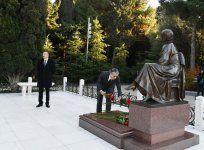 Prezident İlham Əliyev və ailə üzvləri ümummilli lider Heydər Əliyevin məzarını ziyarət ediblər (FOTO) (YENİLƏNİB)