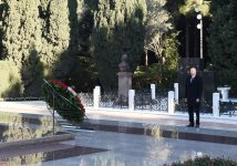 Prezident İlham Əliyev və ailə üzvləri ümummilli lider Heydər Əliyevin məzarını ziyarət ediblər (FOTO) (YENİLƏNİB)