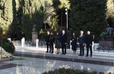 Prezident İlham Əliyev və ailə üzvləri ümummilli lider Heydər Əliyevin məzarını ziyarət ediblər (FOTO) (YENİLƏNİB)